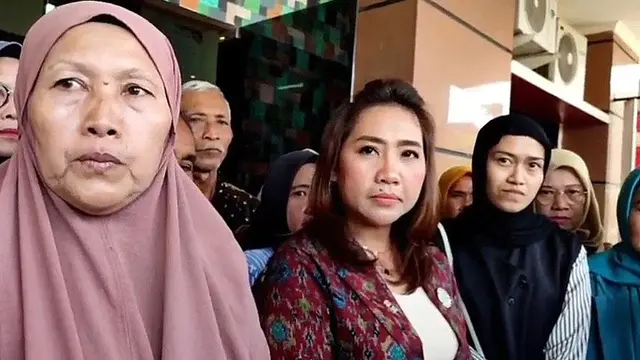 Istri almarhum Kapolsek Negara Batin AKP Anumerta Lusiyanto dan Kuasa Hukum keluarga korban, Putri Maya Rumanti usai menyaksikan sidang dakwaan kasus TNI tembak mati 3 polisi. Foto : (Istimewa).