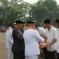 Sejumlah napi Rutan Kelas I Depok, menerima surat remisi saat peringatan HUT ke-79 Republik Indonesia di Divisi Infanteri 1/Kostrad, Depok. (Istimewa)