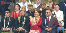 Tampilan Titiek Soeharto begitu menarik, ia mengenakan hiasan kepala khas nusantara dengan paduan kebaya merah. [Foto: YouTube/ Istana Kepresidenan]