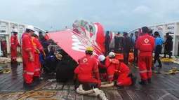 Beberapa tim penyelam tampak melakukan pemeriksaan terhadap potongan pesawat AirAsia di atas kapal Crest Onyx,  Kalteng, Sabtu (10/1/2015). (Liputan6.com/Rochmanuddin)