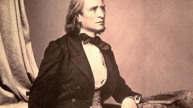 Franz Liszt adalah pemain piano klasik asal Hungaria.