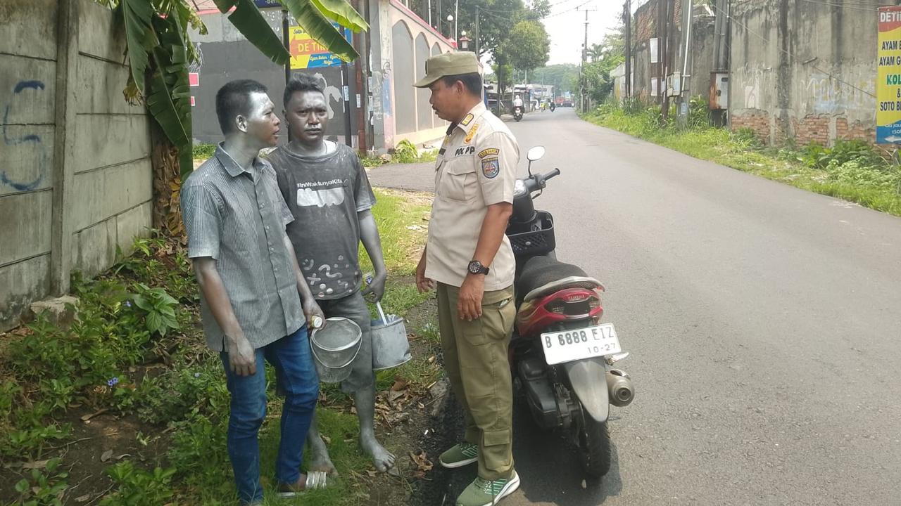 Satpol PP Depok Amankan 12 PPKS, Ada Manusia Silver hingga Gelandangan