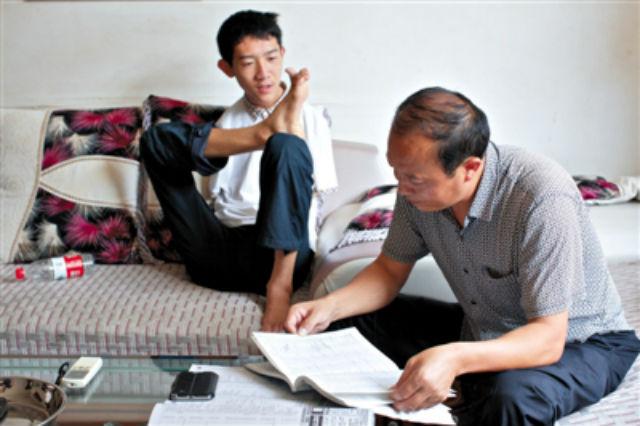 Caho bersama sang ayah yang selalu mendukung apapun cita-cita baiknya | Photo: Copyright shanghaiist.com