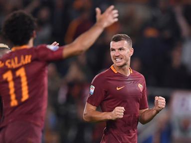 Pemain AS Roma, Edin Dzeko memimpin klasemen top skor Serie A setelah mencetak delapan gol dari sembilan kali penampilan. (REUTERS/Alberto Lingria)