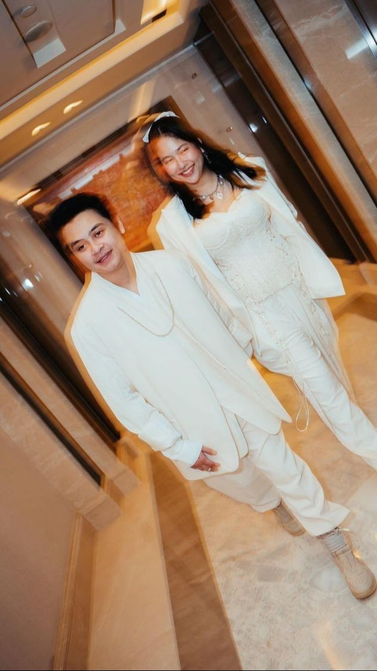 "Sekarang lagi belajar buat lebih dewasa. Nikah itu nggak gampang dan nggak mau gagal antara Bastian sama Sitha-nya. Kalau berani, mah berani saja, gas saja, karena tujuannya ke situ berdua," ujar Bastian dilansir dari detikhot, pada Selasa (5/11/2024).