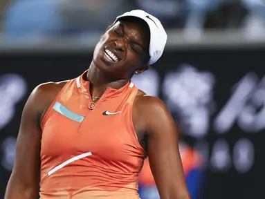 Sloane Stephens dari AS bereaksi selama pertandingan putaran pertamanya melawan petenis Inggris Emma Raducanu pada kejuaraan tenis Australia Open di Melbourne, pada 18 Januari 2022. (AP Photo/Andy Brownbill)