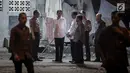 Presiden Jokowi dan Wakil Presiden Jusuf Kalla ketika melihat lokasi ledakan di Terminal Kampung Melayu Kamis (25/5). Jokowi menegaskan, tidak ada tempat di negara kita, untuk terorisme. (Liputan6.com/Faizal Fanani)