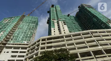 Progres proyek pembangunan apartemen di Stasiun Tanjung Barat, Jakarta, Sabtu (22/2/2020). Apartemen alisan hunian vertical yang terintegrasi dengan pusat perbelanjaan serta perkantoran menjadi pilihan kaum urban dari kalangan profesional muda. (merdeka.com/Imam Buhori)