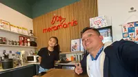 Bola.com bersama Kissia, salah satu dari lima pendiri Meramanis, kedai kopi asli Indonesia yang ada di Koln, Jerman. (Bola.com/Benediktus Gerendo Pradigdo)