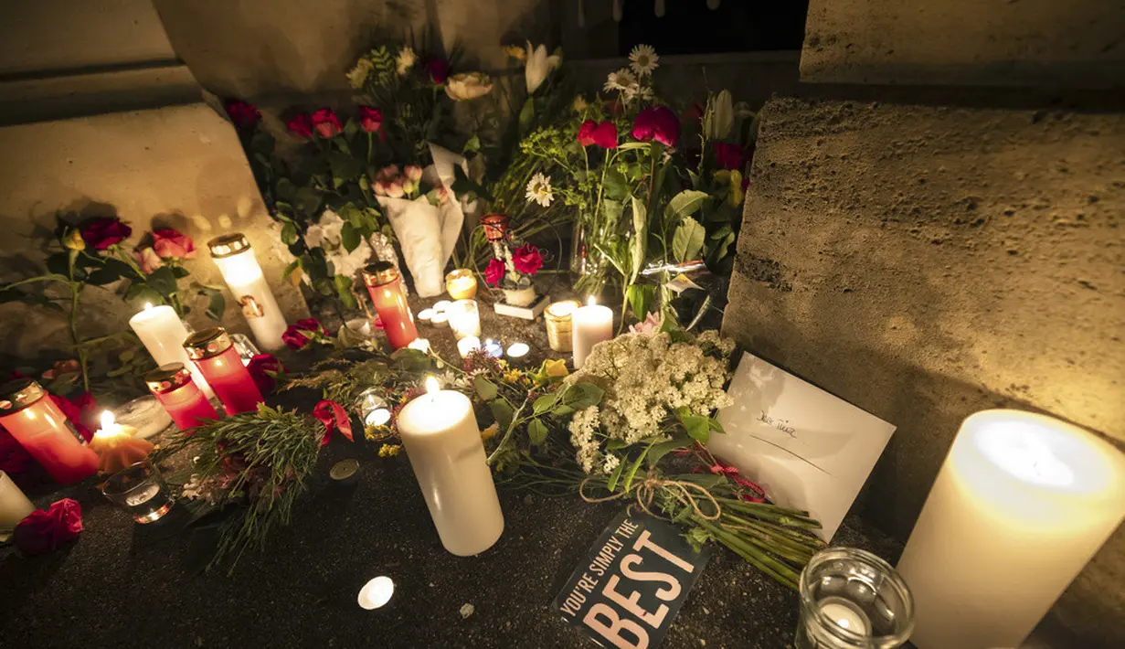 <p>Bunga dan lilin terlihat pada gerbang rumah penyanyi Tina Turner di Kuesnacht, Swiss, Rabu (24/5/2023). (Michael Buholzer/Keystone via AP)</p>