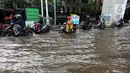 Diperkirakan, banjir sedikit lebih dalam di sisi kiri jalan. (Liputan6.com/Johan Tallo)