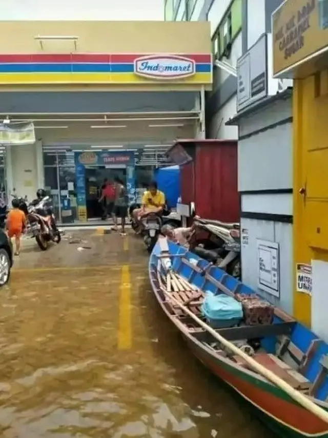 10 Momen Apes yang Sering Terjadi Ketika Hujan Ini Bikin Kesal