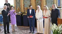 Anggota grup musik ABBA menerima Penghargaan "Vasa Kerajaan" dari Raja Swedia Carl XVI Gustaf (kiri) dan Ratu Silvia dari Swedia (kedua dari kiri) dalam sebuah upacara di Istana Kerajaan Stockholm, 31 Mei 2024 (Dok. AFP).