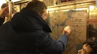 Warga New York Bergotong-Royong Bersihkan Lambang Nazi di Subway (George Locke/Facebook)