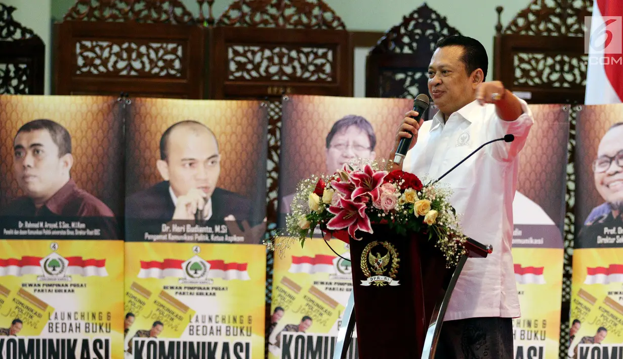Ketua DPR Bambang Soesatyo atau Bamsoet memberi sambutan dalam peluncuran buku Komunikasi Politik Jokowi di Jakarta, Jumat (9/3). Buku tersebut mengupas bahasa komunikasi politik Presiden Jokowi. (Liputan6.com/JohanTallo)