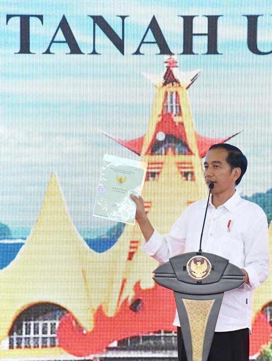 Presiden Jokowi memberi sambutan saat penyerahan sertifikat kepada warga di Gedung Olah Raga (GOR) Way Handak, Kalianda, Lampung Selatan, Lampung, Minggu (21/1). Jokowi membagikan 3.500 sertifikat. (Liputan6.com/Pool/Laily Rachev-Biro Pers Setpres)