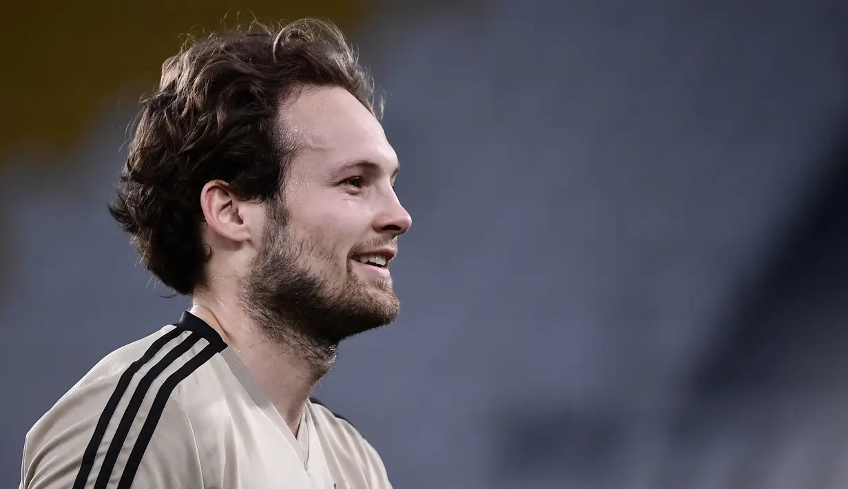 Bek Ajax Amsterdam, Daley Blind menghadiri sesi latihan tim di Allianz Stadium, Turin Italia (15/4). Pada leg pertama babak perempatfinal Liga Champions Juventus dan Ajax bermain imbang 1-1 di Amsterdam. (AFP Photo/Marco Bertorello)