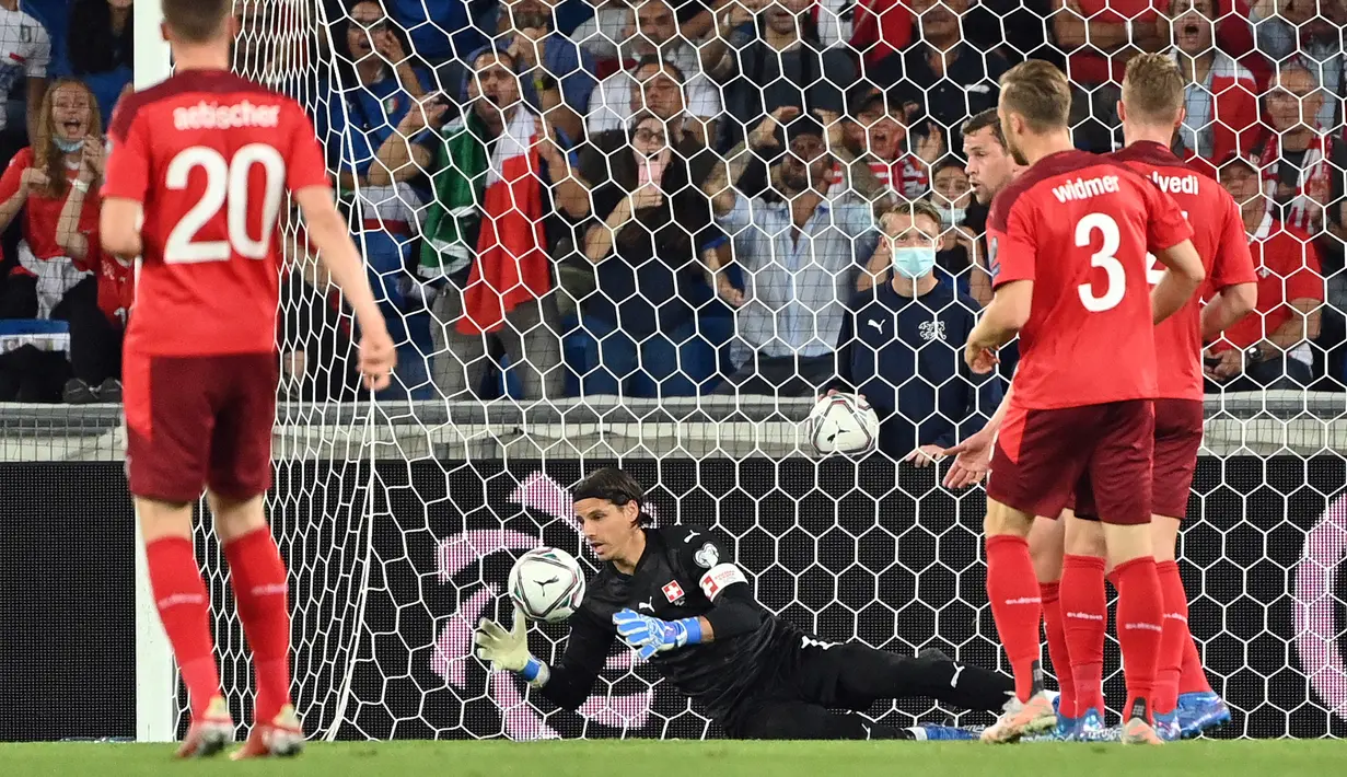 Di penghujung babak pertama, lagi-lagi Yann Sommer membuat penyelamatan. Kali ini ia mematahkan tendangan bebas yang dilepaskan Lorenzo Insigne. (Foto: AFP/Fabrice Coffrini)