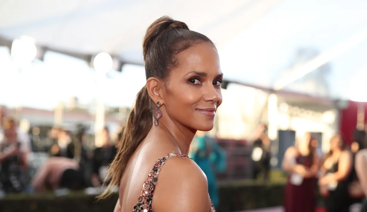Halle Berry tak miliki rumah   saat memulai kariernya di   Chicago. Namun ia bersyukur   karena menjadi gelandangan   mengajarkannya banyak hal.  (CHRISTOPHER POLK / GETTY IMAGES   NORTH AMERICA / AFP)