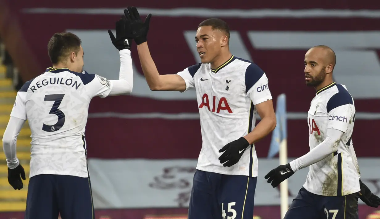 Striker Tottenham Hotspur, Carlos Vinicius (tengah) melakukan selebrasi bersama Sergio Reguilon usai mencetak gol pertama timnya ke gawang Aston Villa dalam laga lanjutan Liga Inggris 2020/2021 pekan ke-29 di Villa Park, Minggu (21/3/2021). Tottenham menang 2-0 atas Aston Villa. (AP/Rui Vieira/Pool)