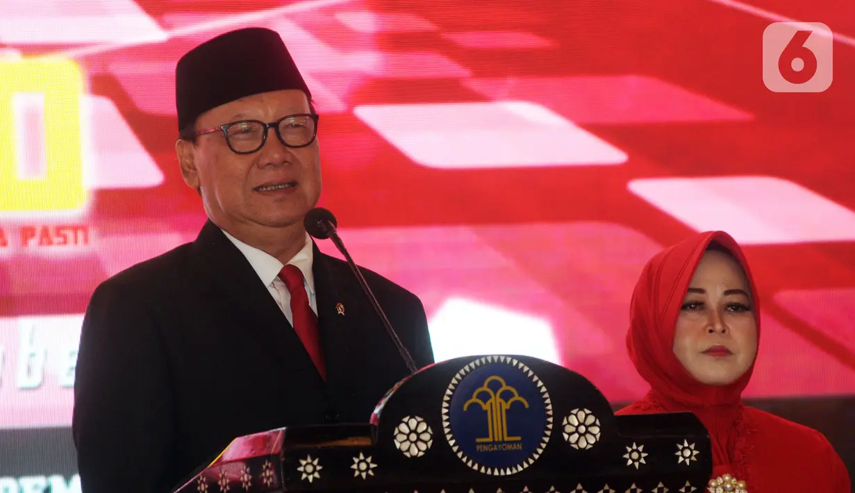 Tjahjo Kumolo (kiri) didampingi istrinya Erni Guntarti menyampaikan pidato saat serah terima jabatan Menteri Hukum dan Hak Asasi Manusia (Menkumham) di Jakarta, Rabu (23/10/2019). Yasonna Laoly menggantikan Tjahjo Kumolo yang sebelumnya menjabat Plt Menkumham. (merdeka.com/Dwi Narwoko)