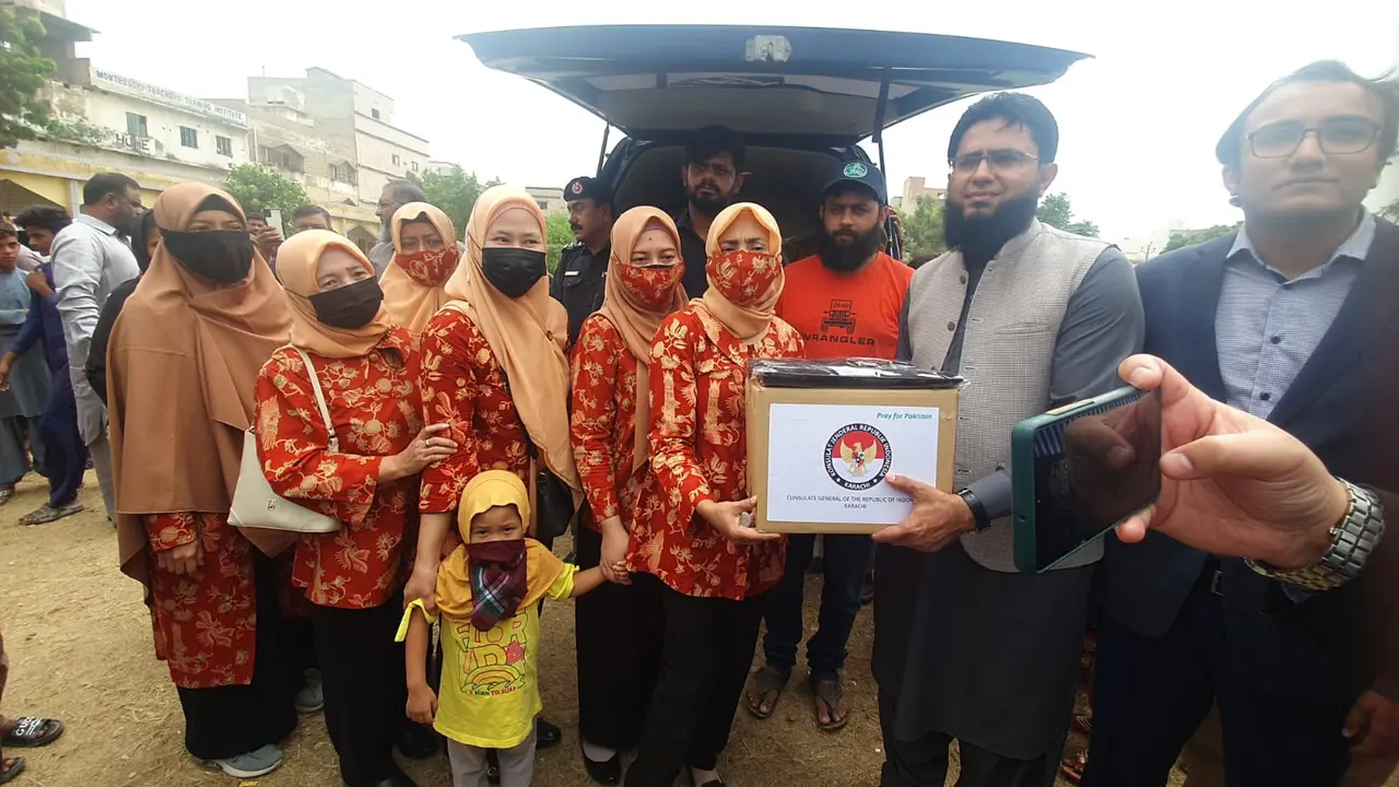 Penyerahan bantuan oleh Konsulat Jenderal Indonesia kepada para korban banjir di Pakistan