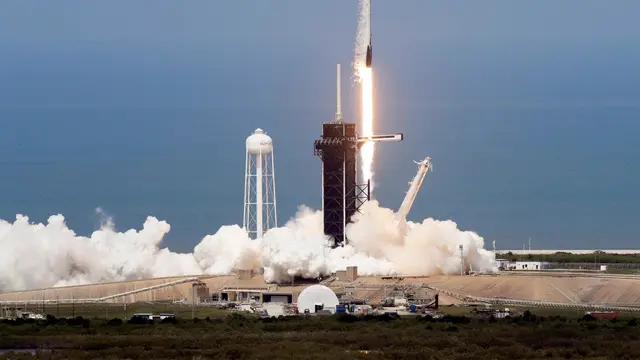Peluncuran dengan roket Falcon 9