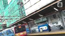Kereta commuterline melintas dekat proyek pembangunan Apartemen Mahata Tanjung Barat di sekitar Stasiun Tanjung Barat, Jakarta, Kamis (30/1/2020). Proyek ini menempel Stasiun Tanjung Barat dan dekat dengan pusat perkantoran, pusat perbelanjaan, dan tempat rekreasi. (Liputan6.com/Immanuel Antonius)