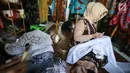 Peserta workshop sedang mencanting batik tulis khas Tangsel di Datik Batik, Pamulang, Tangerang Selatan, Kamis (25/10). Motif batik mengangkat kearifan lokal Tangsel menggunakan bahan katun primisima. (Liputan6.com/Fery Pradolo)
