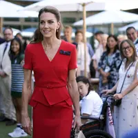 Princess of Wales hadir di Royal Box Wimbledon 2026 dalam gaun merah Roland Mouret, dilengkapi tas Tusting, pumps Gianvito Rossi, serta perhiasan ruby (Photo by Andrew Matthews / POOL / AFP)
