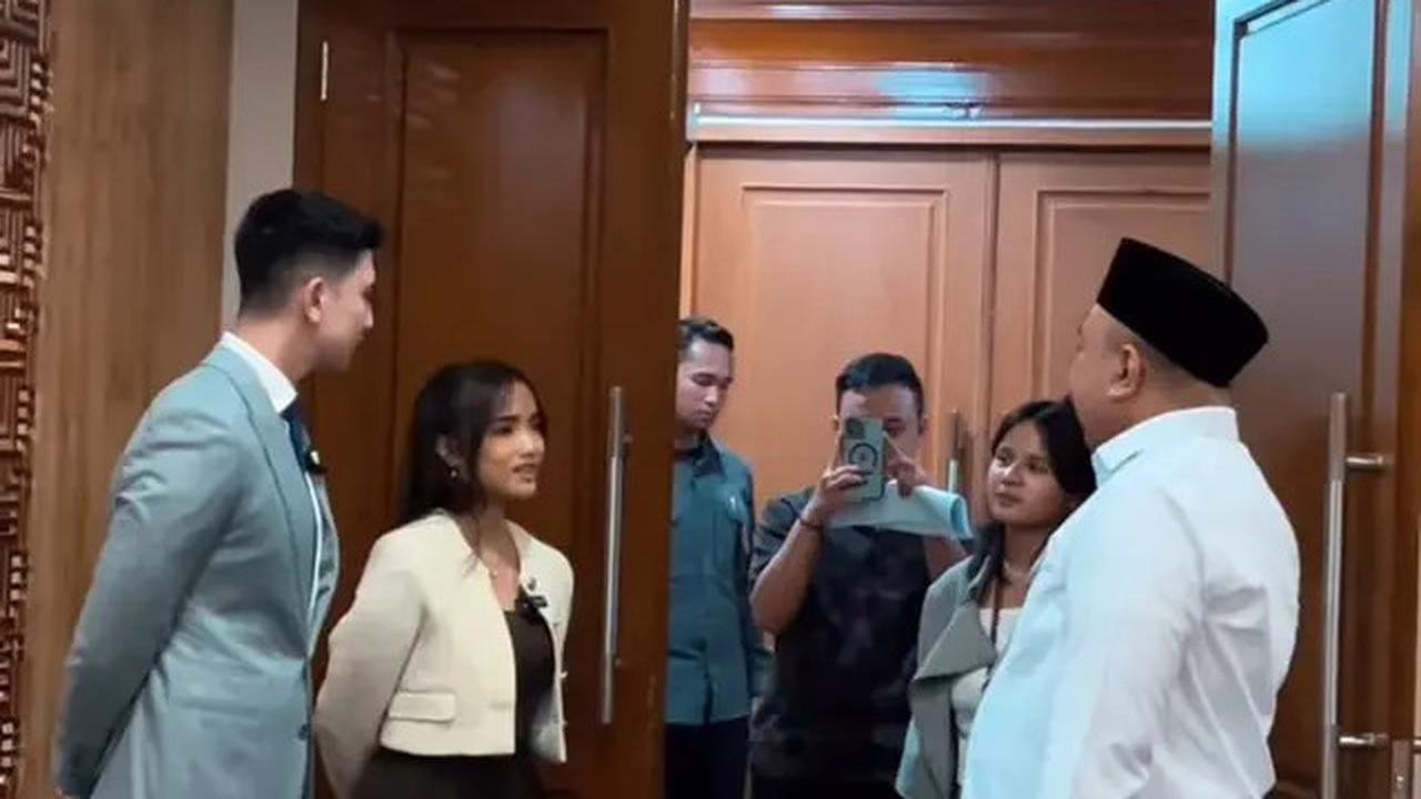 7 Potret Verrell Bramasta Ajak Fuji ke Kantor DPR, Diakhiri Badminton Bareng