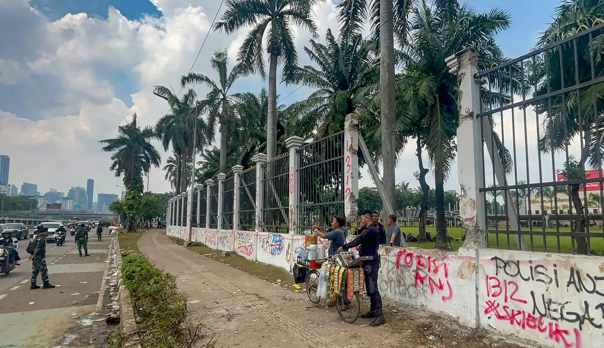Meski pada Sabtu (30/8/2025) situasi di sekitar gedung MPR-DPR-DPD RI sudah kondusif, namun sejumlah aparat dari TNI dan Polri terus berjaga. (merdeka.com/Arie Basuki)