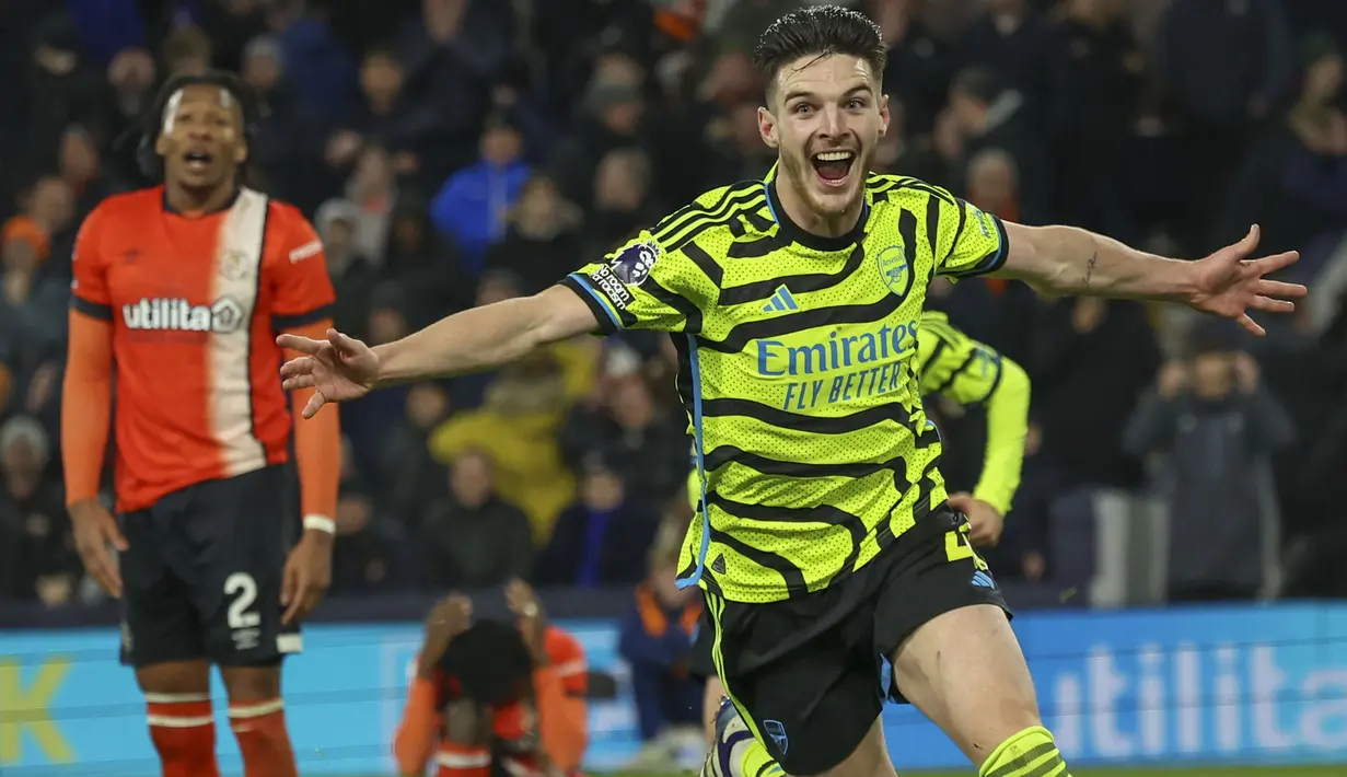 <p>Selebrasi gelandang Arsenal, Declan Rice setelah mencetak gol keempat Arsenal ke gawang Luton Town yang memastikan kemenangan 4-3 pada laga lanjutan pekan ke-15 Liga Inggris 2023/2024 di Kenilworth Road, Luton, Rabu (6/12/2023) dini hari WIB. (AP Photo/Ian Walton)</p>