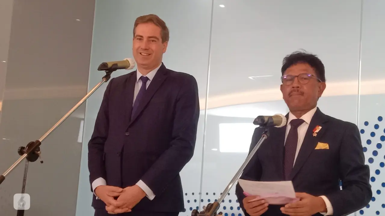 Menteri Perdagangan Luar Negeri Perancis Olivier Becht dan Menteri Komunikasi dan Informatika Johnny G Plate