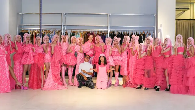 Lenny Hartono saat menggelar peragaan busana bertema Barbie