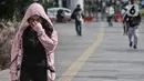 Warga merapikan masker saat beraktivitas di kawasan Sudirman, Jakarta, Selasa (1/9/2020). Jika terjadi lonjakan kasus positif Covid-19 secara signifikan maka secara otomatis akan dilanjutkan mulai 11-24 September mendatang. (merdeka.com/Iqbal S. Nugroho) (merdeka.com/Iqbal S. Nugroho)