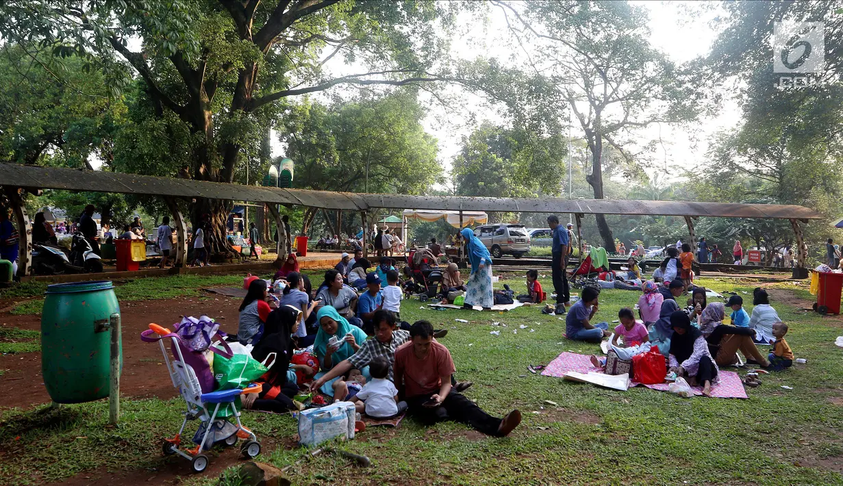 Suasana Kebun Binatang Ragunan saat libur Lebaran, Jakarta, Sabtu (16/6). Kebun Binatang Ragunan masih menjadi tempat favorit warga Jakarta untuk menghabiskan libur Lebaran. (Liputan6.com/JohanTallo)