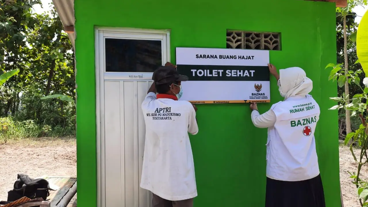 Acara Serah Terima Toilet Sehat secara simbolis diserahkan langsung kepada Pariyanti.