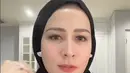 <p>Pesinetron cantik itu mengakui kalau momen kepindahan agamanya terjadi pada saat awal dirinya terjun di duni hiburan. (Instagram/ rinadiana_8)</p>