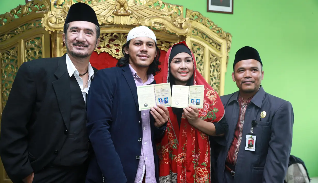 Berbeda dengan kebanyakan selebriti yang menggelar pesta nikah pada hari bahagianya dengan mewah. Bagi artis senior, Ria Irawan dan Mayky Wongkar hal itu tidak berlaku. (Adrian Putra/Bintang.com)