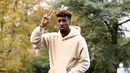 Penyerang Kingsley Coman  tiba di tempat pelatihan tim nasional Prancis Prancis di Clairefontaine en Yvelines (11/11/2019). Kingsley Coman  tampil dengan sweater krem dan celana jeans robek-robek. (AFP Photo/Franck Fife)