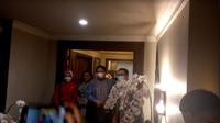 Ketua Umum Partai Golkar Airlangga Hartarto menerima kunjungan Gubernur Jawa Barat Ridwan Kamil dan istrinya Atalia Praratya di rumah dinas Menko Perekonomian, Widya Chandra, Jakarta Selatan, Minggu (15/5/2022). (Merdeka.com/Intan Umbari Prihatin)