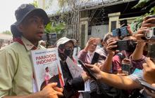 Belasan Warga Demo Bentangkan Spanduk di Rumah Jokowi