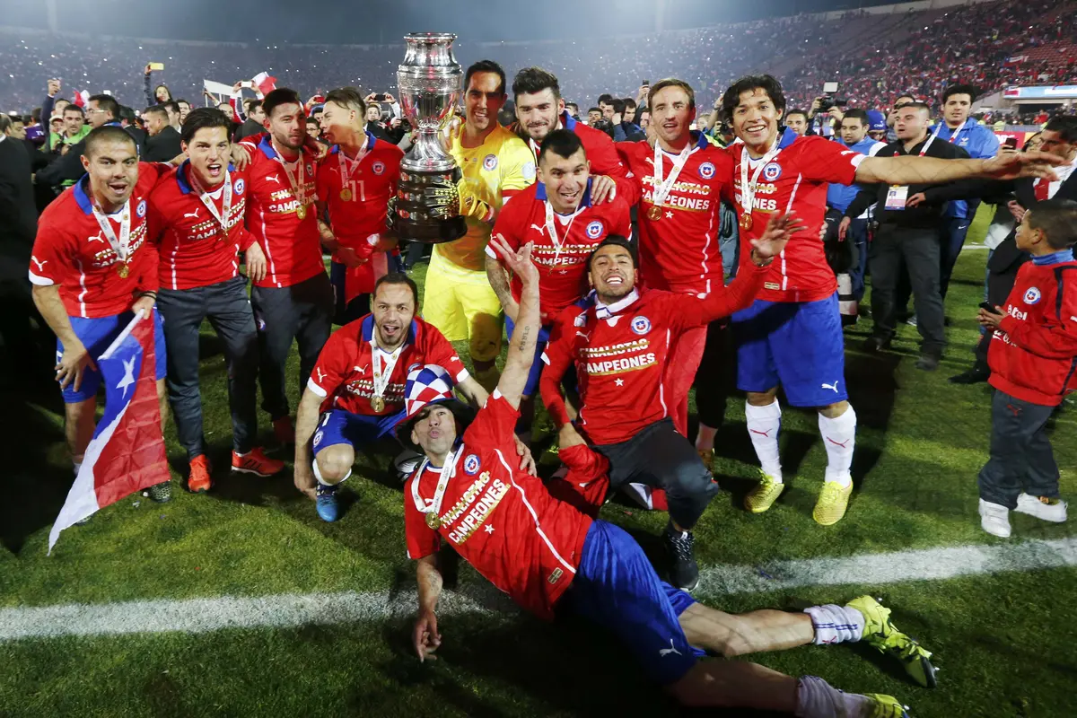 Timnas Chile merayakan juara Copa America 2015 (Reuters) 
