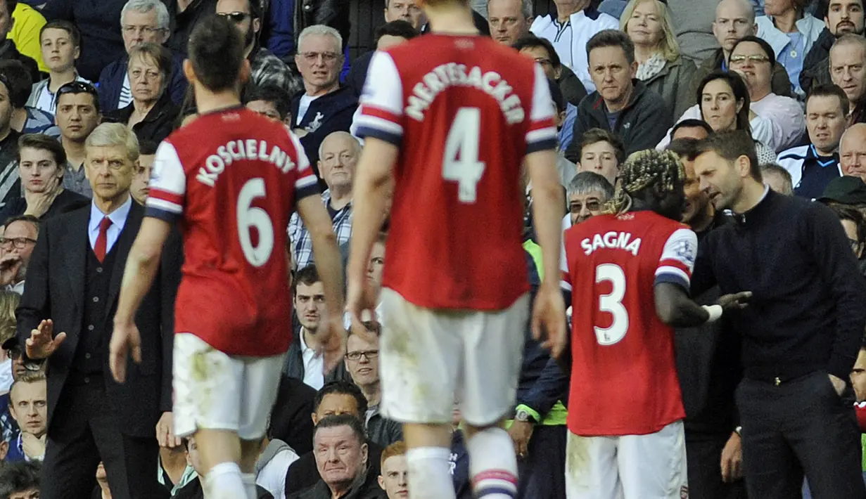 Pelatih Tottenham, Tim Sherwood beradu mulut dengan pemain Arsenal, Bacary Sagna pada laga Liga Premier di Stadion White Hart Lane, Inggris, Minggu (16/3/2014). (EPA/Gerry Penny)