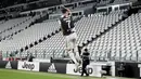 Pemain Juventus Cristiano Ronaldo melakukan selebrasi usai mencetak gol ke gawang Lazio pada pertandingan Serie A di Allianz Stadium, Turin, Italia, Senin (20/7/2020). Dua gol Ronaldo membawa Juventus menang 2-1. (Marco Alpozzi/LaPresse via AP)