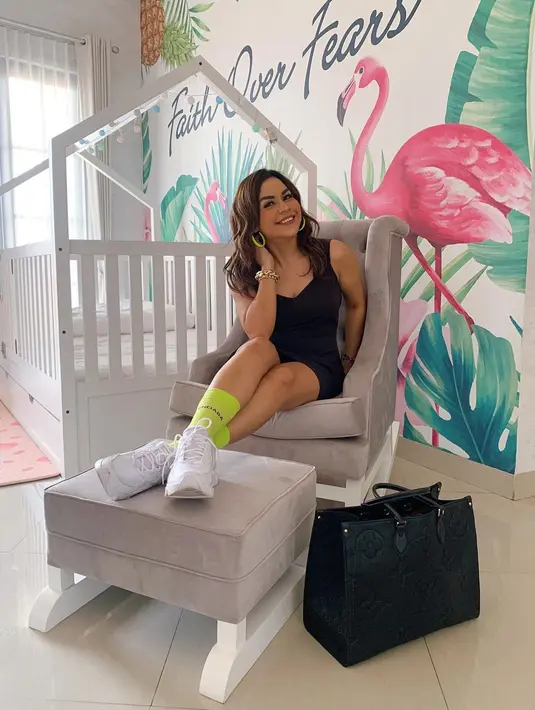 Melaney juga menceritakan saat ia menderita sakit tersebut dan harus isolasi. Ibu dua anak ini pastinya merasa  bosan dan suasana hatinya yang naik-turun. Ia pun mengisi waktu luang dengan berserah diri kepada Tuhan. (Instagram/melaney_ricardo)