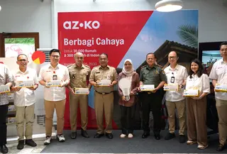 Inisiatif AZKO Berbagi Cahaya turut mendapat dukungan dari pemerintah setempat, yang dalam kesempatan ini diwakili oleh Pemerintah Kota Jakarta Barat, untuk penyerahan 2.500 lampu LED hemat energi AZKO bagi 450 rumah warga Kelurahan Kembangan Selatan.