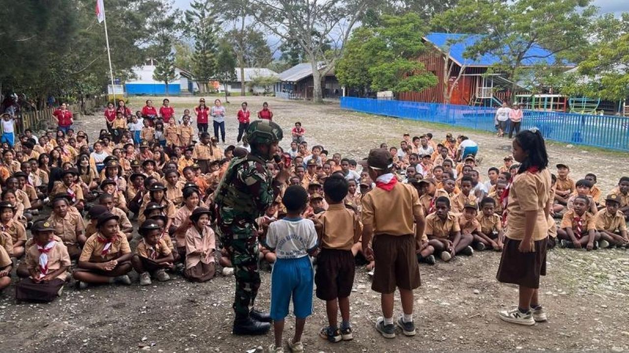 Satgas Yonif 521/DY Beri Wawasan Kebangsaan ke Siswa SD Papua: Tahukah Kamu, Begini Cara TNI Bangun Karakter Bangsa!