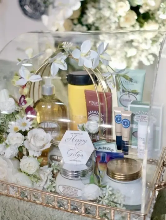 Lalu untuk skincare, Happy diberikan perlengkapan skincare hingga perlengkapan mandi dari brand asal Paris, L’Occitane. [@ulfamerdekapartyplanner]